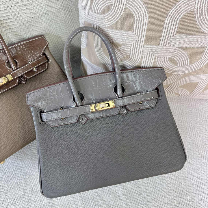 Handtasche aus Narbenleder mit Klappe in Kroko-Prägung und goldfarbenem Drehverschluss