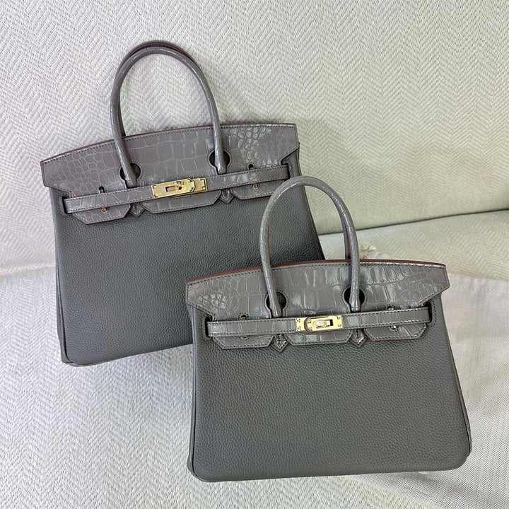 Handtasche aus Narbenleder mit Klappe in Kroko-Prägung und goldfarbenem Drehverschluss