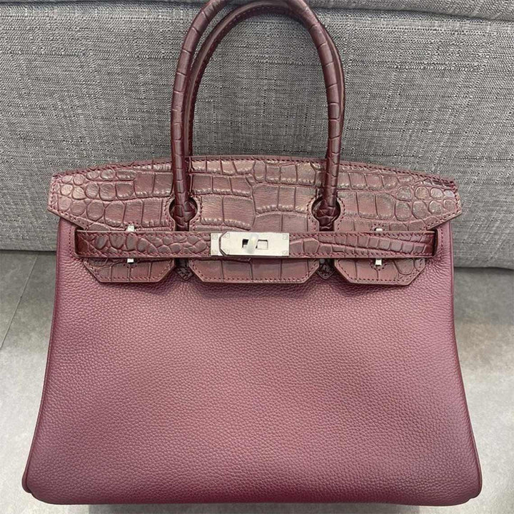 Handtasche aus Narbenleder mit Klappe in Kroko-Prägung und goldfarbenem Drehverschluss