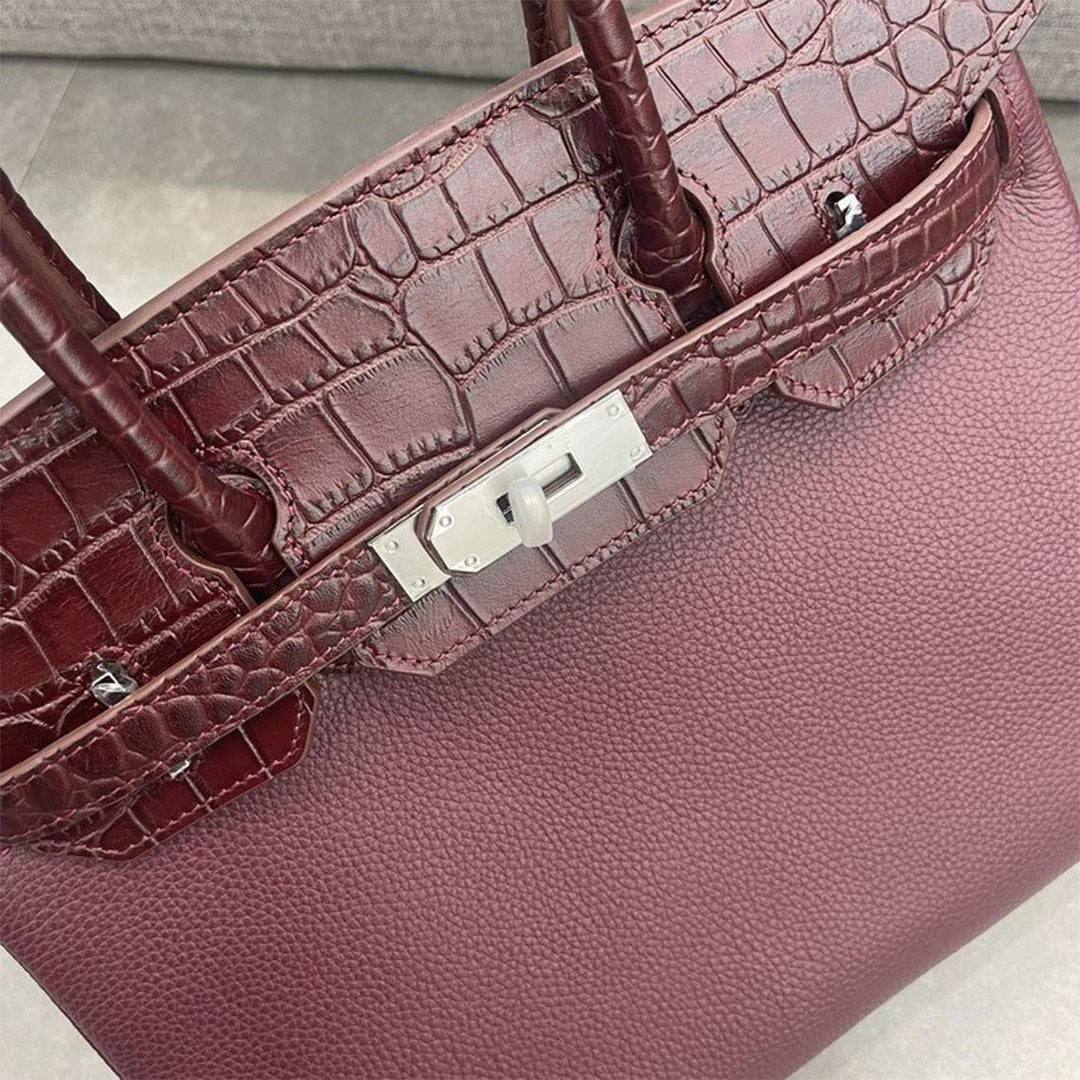 Handtasche aus Narbenleder mit Klappe in Kroko-Prägung und goldfarbenem Drehverschluss