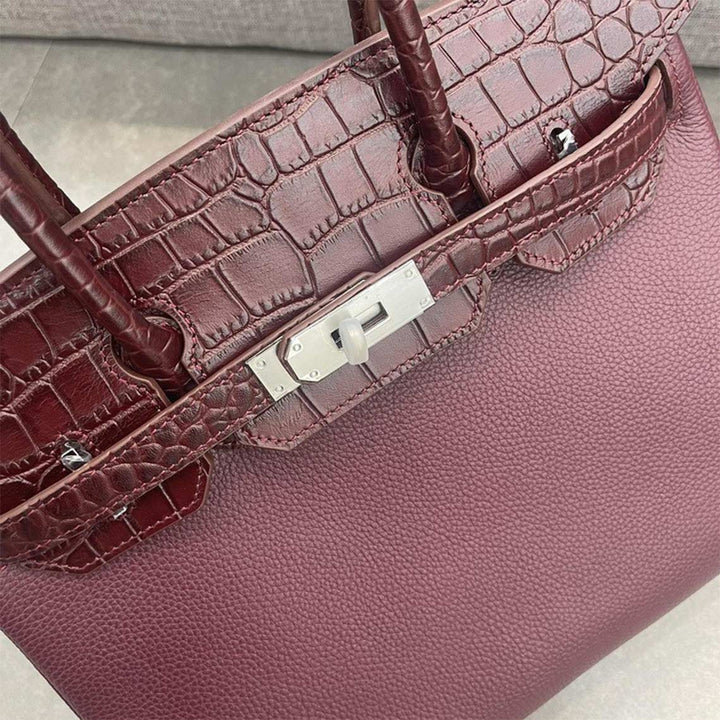 Handtasche aus Narbenleder mit Klappe in Kroko-Prägung und goldfarbenem Drehverschluss