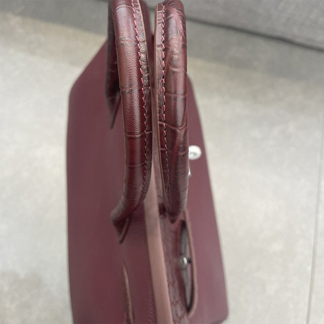 Handtasche aus Narbenleder mit Klappe in Kroko-Prägung und goldfarbenem Drehverschluss