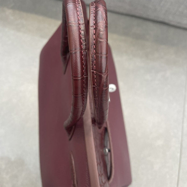 Handtasche aus Narbenleder mit Klappe in Kroko-Prägung und goldfarbenem Drehverschluss
