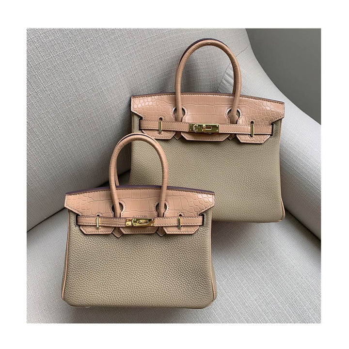 Handtasche aus Narbenleder mit Klappe in Kroko-Prägung und goldfarbenem Drehverschluss