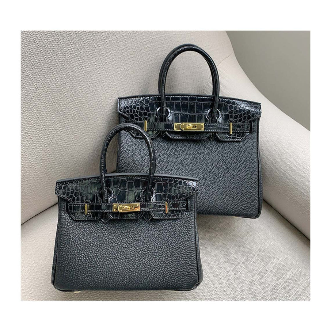 Handtasche aus Narbenleder mit Klappe in Kroko-Prägung und goldfarbenem Drehverschluss
