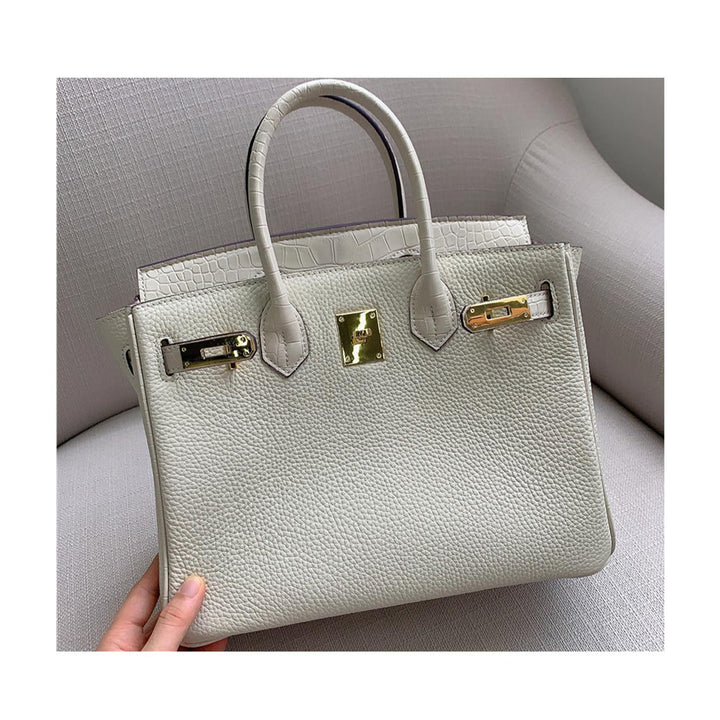 Handtasche aus Narbenleder mit Klappe in Kroko-Prägung und goldfarbenem Drehverschluss