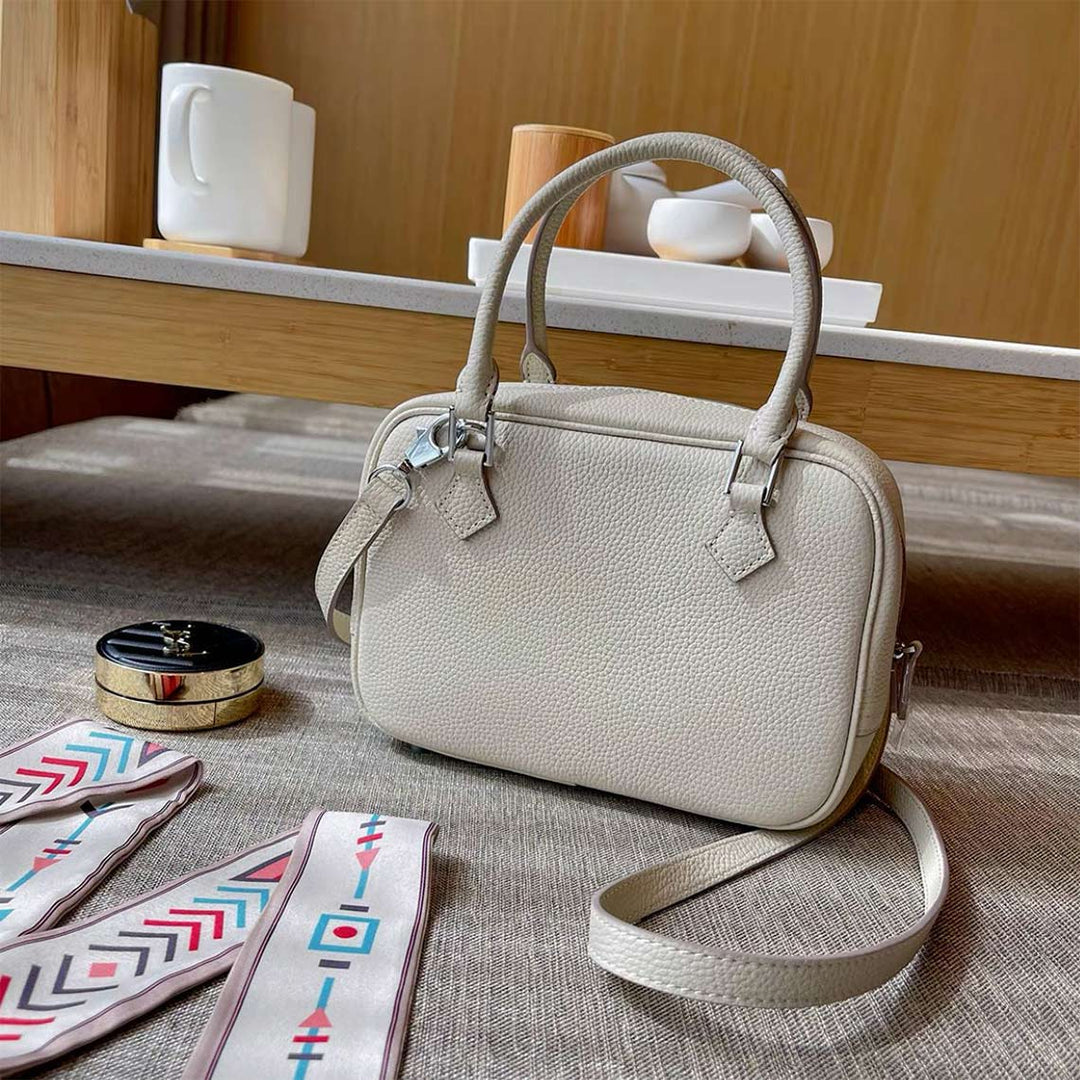 Mini Plume-Tasche aus Narbenleder mit abnehmbarem Riemen und silbernen Beschlägen