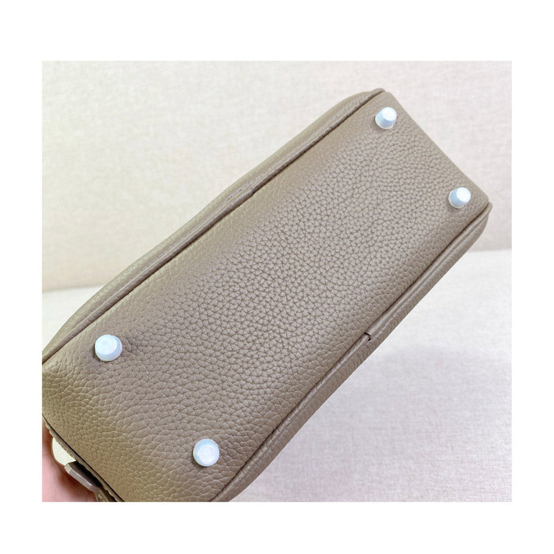 Mini Plume-Tasche aus Narbenleder mit abnehmbarem Riemen und silbernen Beschlägen