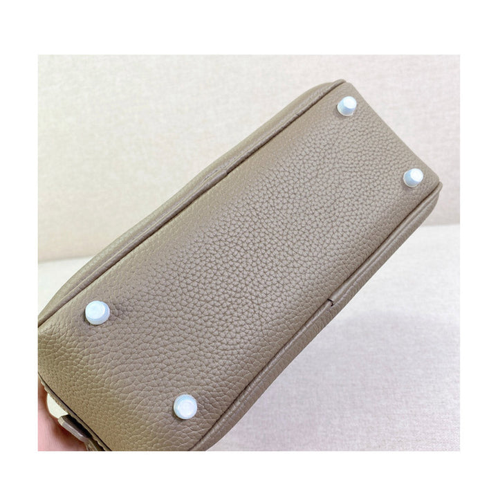 Mini Plume-Tasche aus Narbenleder mit abnehmbarem Riemen und silbernen Beschlägen