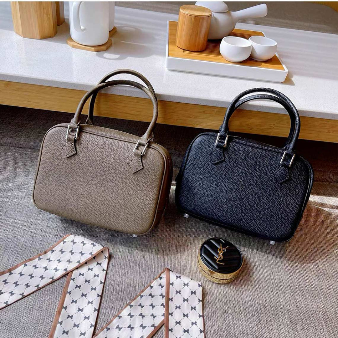 Mini Plume-Tasche aus Narbenleder mit abnehmbarem Riemen und silbernen Beschlägen