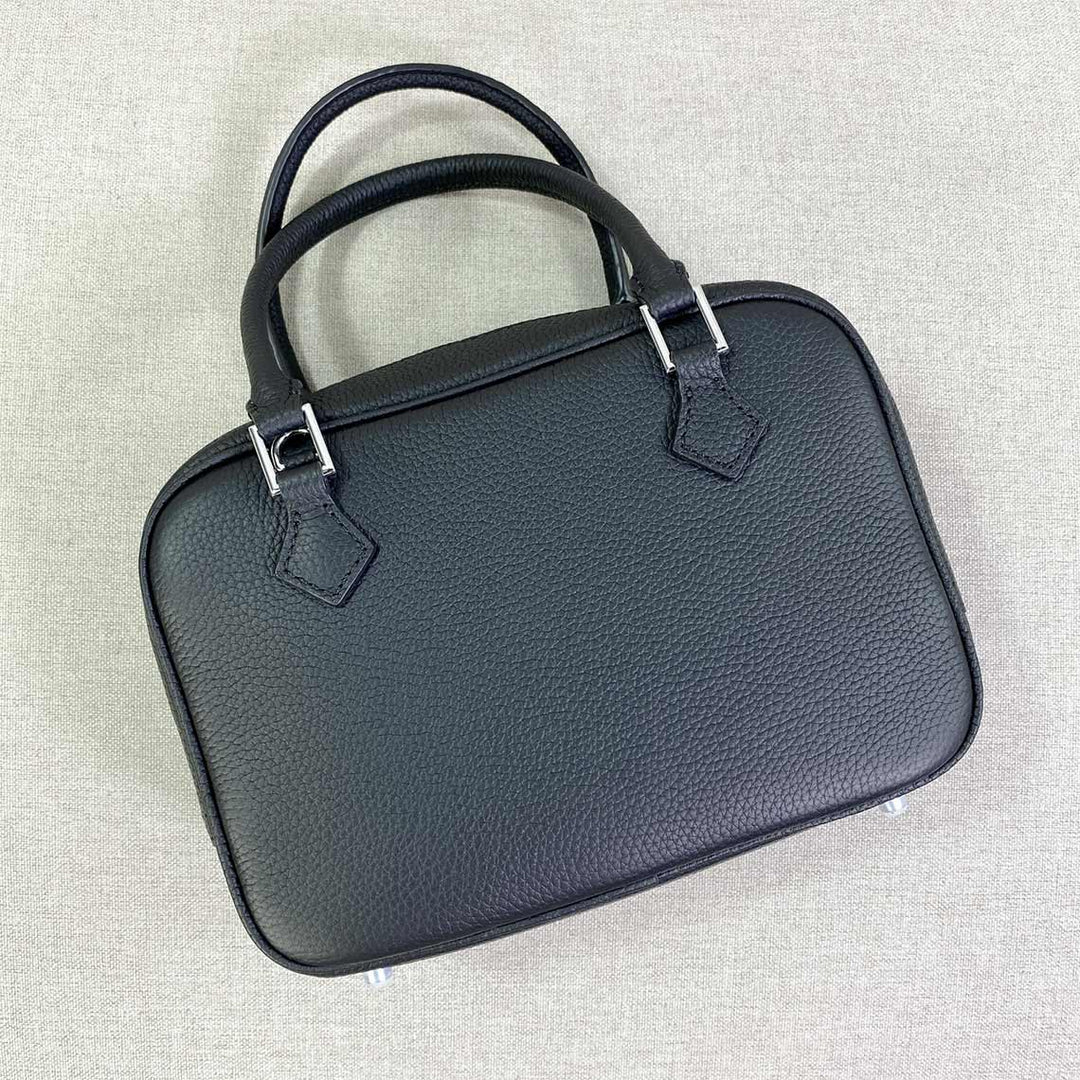 Mini Plume-Tasche aus Narbenleder mit abnehmbarem Riemen und silbernen Beschlägen
