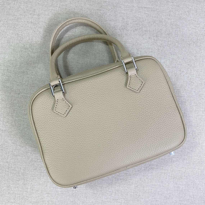 Mini Plume-Tasche aus Narbenleder mit abnehmbarem Riemen und silbernen Beschlägen