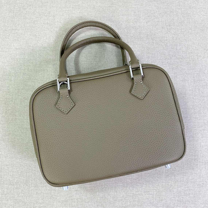 Mini Plume-Tasche aus Narbenleder mit abnehmbarem Riemen und silbernen Beschlägen