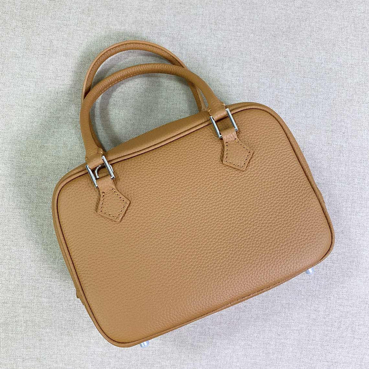 Mini Plume-Tasche aus Narbenleder mit abnehmbarem Riemen und silbernen Beschlägen