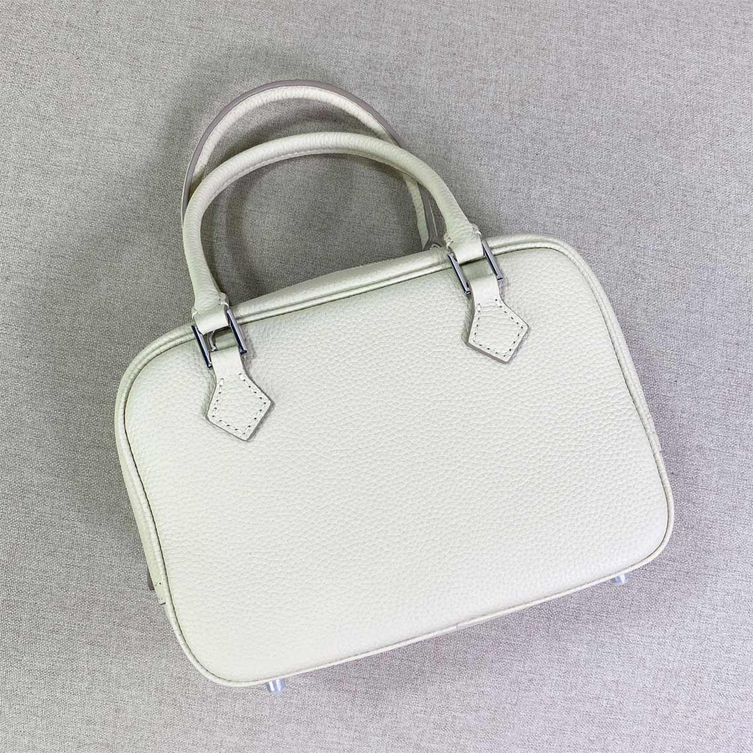 Mini Plume-Tasche aus Narbenleder mit abnehmbarem Riemen und silbernen Beschlägen