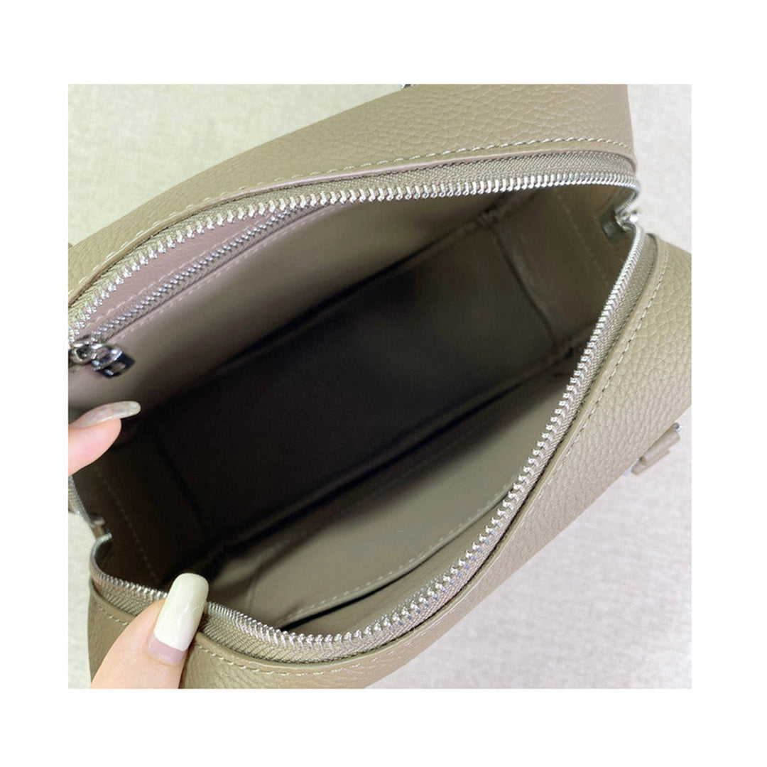 Mini Plume-Tasche aus Narbenleder mit abnehmbarem Riemen und silbernen Beschlägen