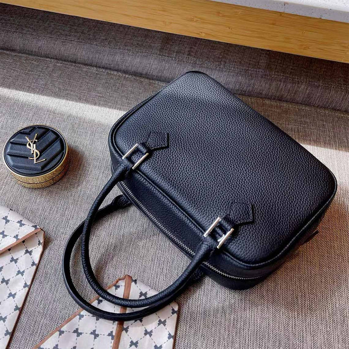 Mini Plume-Tasche aus Narbenleder mit abnehmbarem Riemen und silbernen Beschlägen