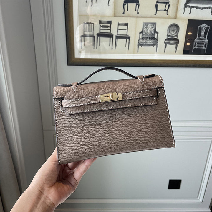 Kelli-Clutch aus Leder mit abnehmbarem Riemen und goldfarbenen Beschlägen