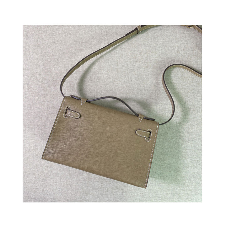 Kelli-Clutch aus Leder mit abnehmbarem Riemen und goldfarbenen Beschlägen