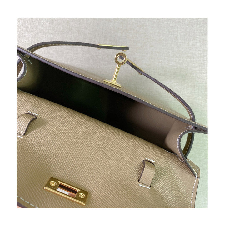 Kelli-Clutch aus Leder mit abnehmbarem Riemen und goldfarbenen Beschlägen