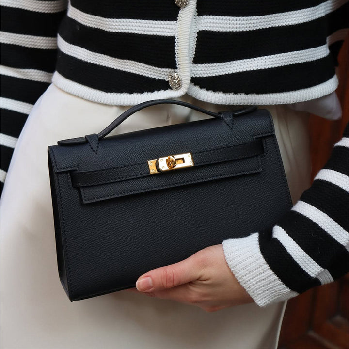 Kelli-Clutch aus Leder mit abnehmbarem Riemen und goldfarbenen Beschlägen
