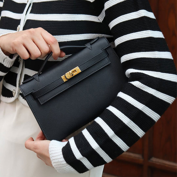 Kelli-Clutch aus Leder mit abnehmbarem Riemen und goldfarbenen Beschlägen