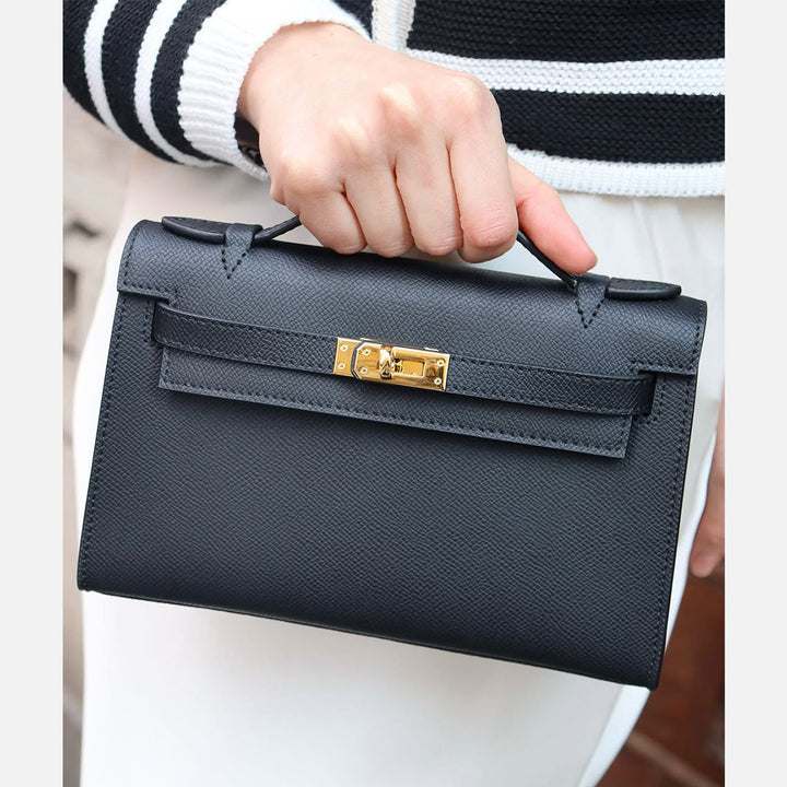 Kelli-Clutch aus Leder mit abnehmbarem Riemen und goldfarbenen Beschlägen