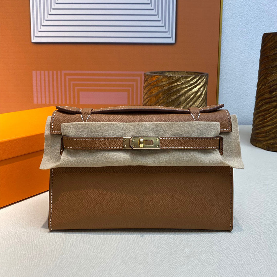 Kelli-Clutch aus Leder mit abnehmbarem Riemen und goldfarbenen Beschlägen