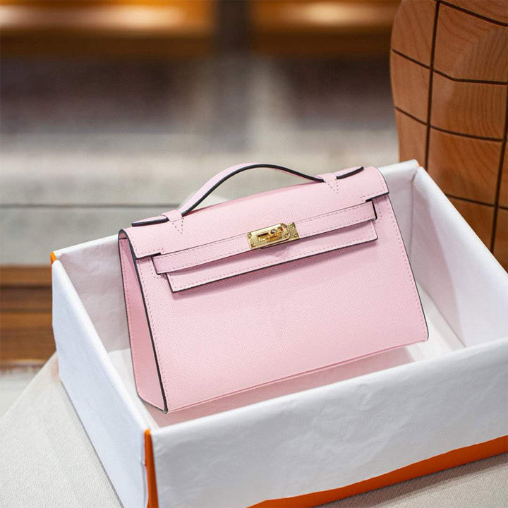 Kelli-Clutch aus Leder mit abnehmbarem Riemen und goldfarbenen Beschlägen