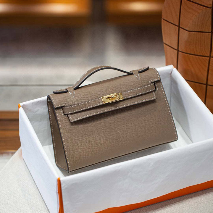Kelli-Clutch aus Leder mit abnehmbarem Riemen und goldfarbenen Beschlägen