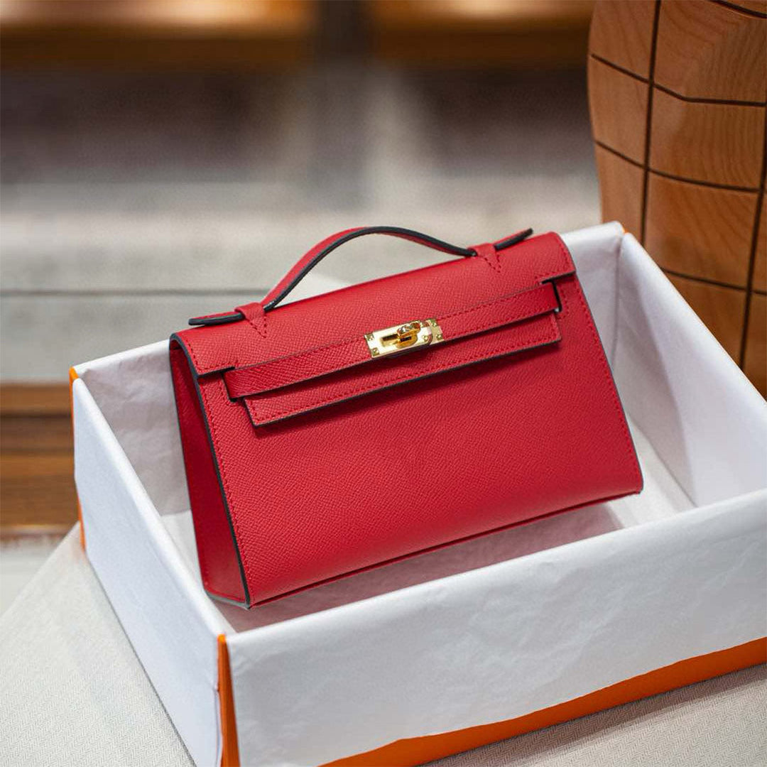 Kelli-Clutch aus Leder mit abnehmbarem Riemen und goldfarbenen Beschlägen