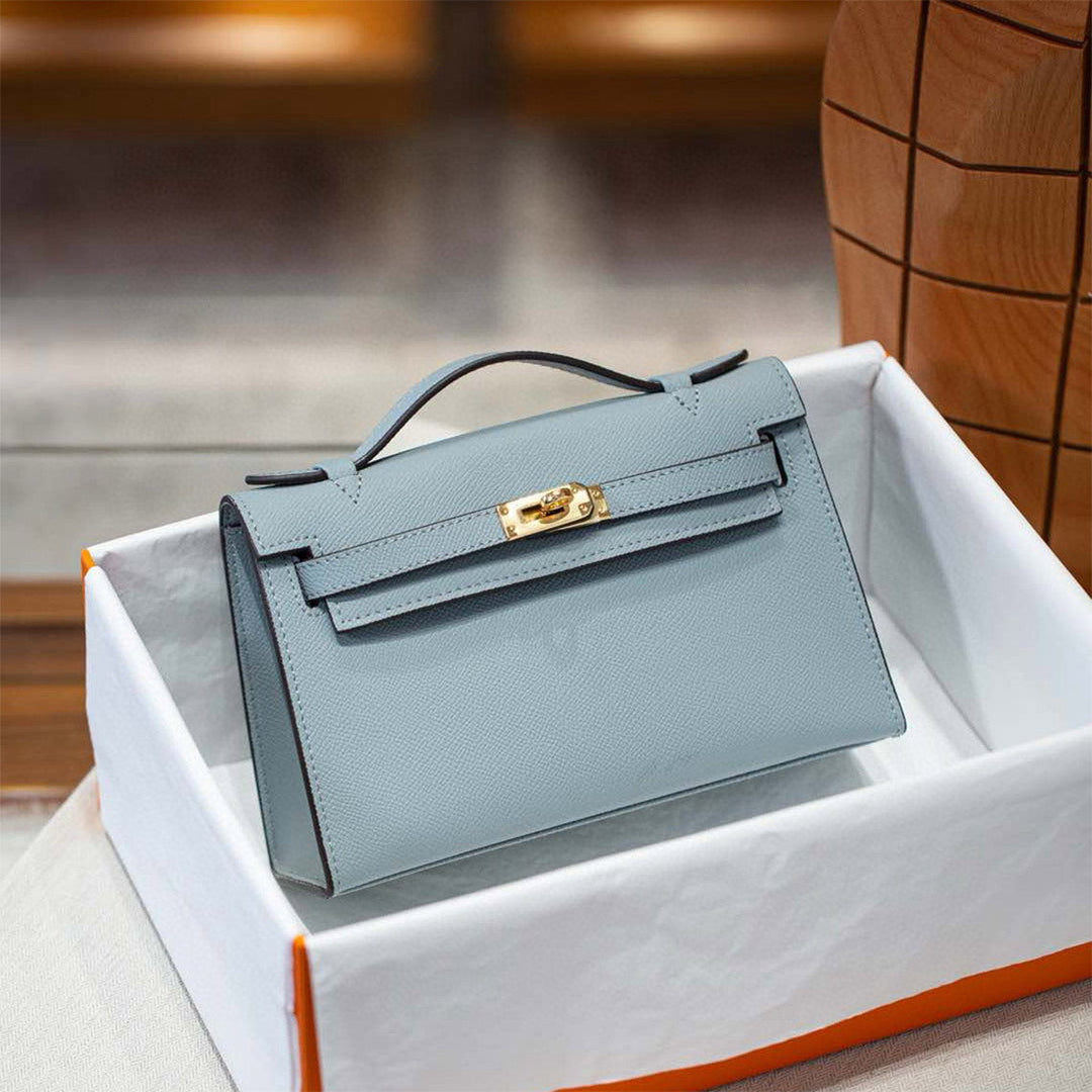 Kelli-Clutch aus Leder mit abnehmbarem Riemen und goldfarbenen Beschlägen