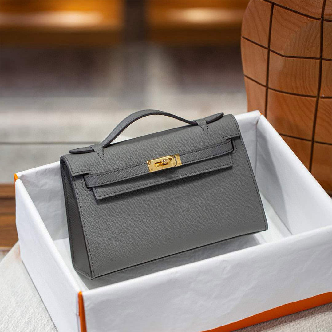 Kelli-Clutch aus Leder mit abnehmbarem Riemen und goldfarbenen Beschlägen