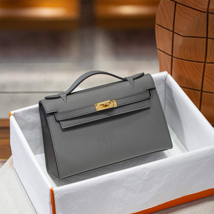 Kelli-Clutch aus Leder mit abnehmbarem Riemen und goldfarbenen Beschlägen