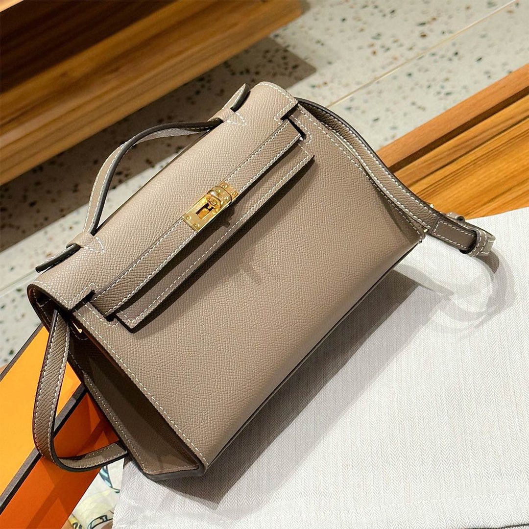Kelli-Clutch aus Leder mit abnehmbarem Riemen und goldfarbenen Beschlägen