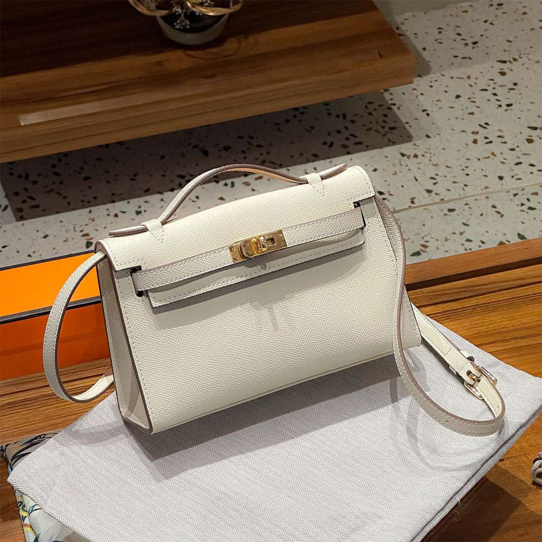 Kelli-Clutch aus Leder mit abnehmbarem Riemen und goldfarbenen Beschlägen