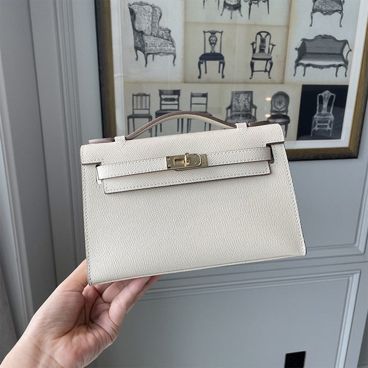 Kelli-Clutch aus Leder mit abnehmbarem Riemen und goldfarbenen Beschlägen