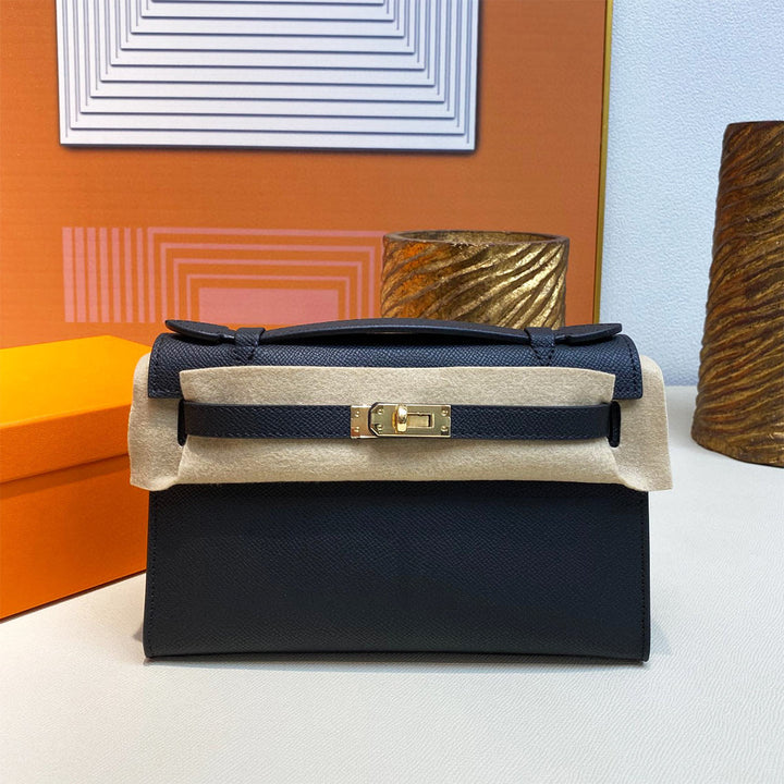 Kelli-Clutch aus Leder mit abnehmbarem Riemen und goldfarbenen Beschlägen