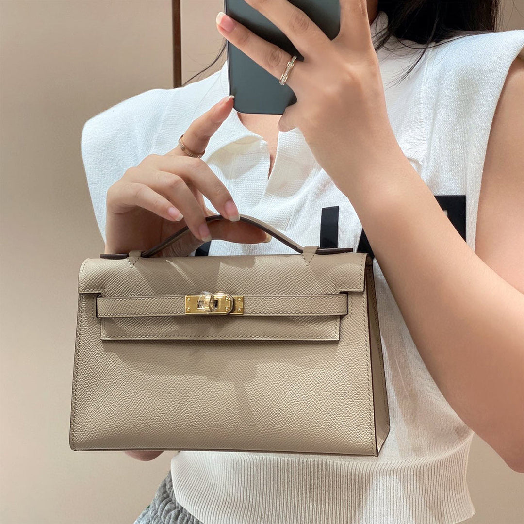 Kelli-Clutch aus Leder mit abnehmbarem Riemen und goldfarbenen Beschlägen
