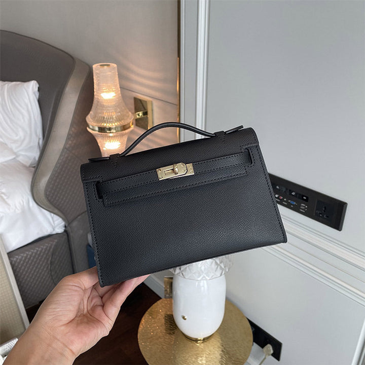 Kelli-Clutch aus Leder mit abnehmbarem Riemen und goldfarbenen Beschlägen