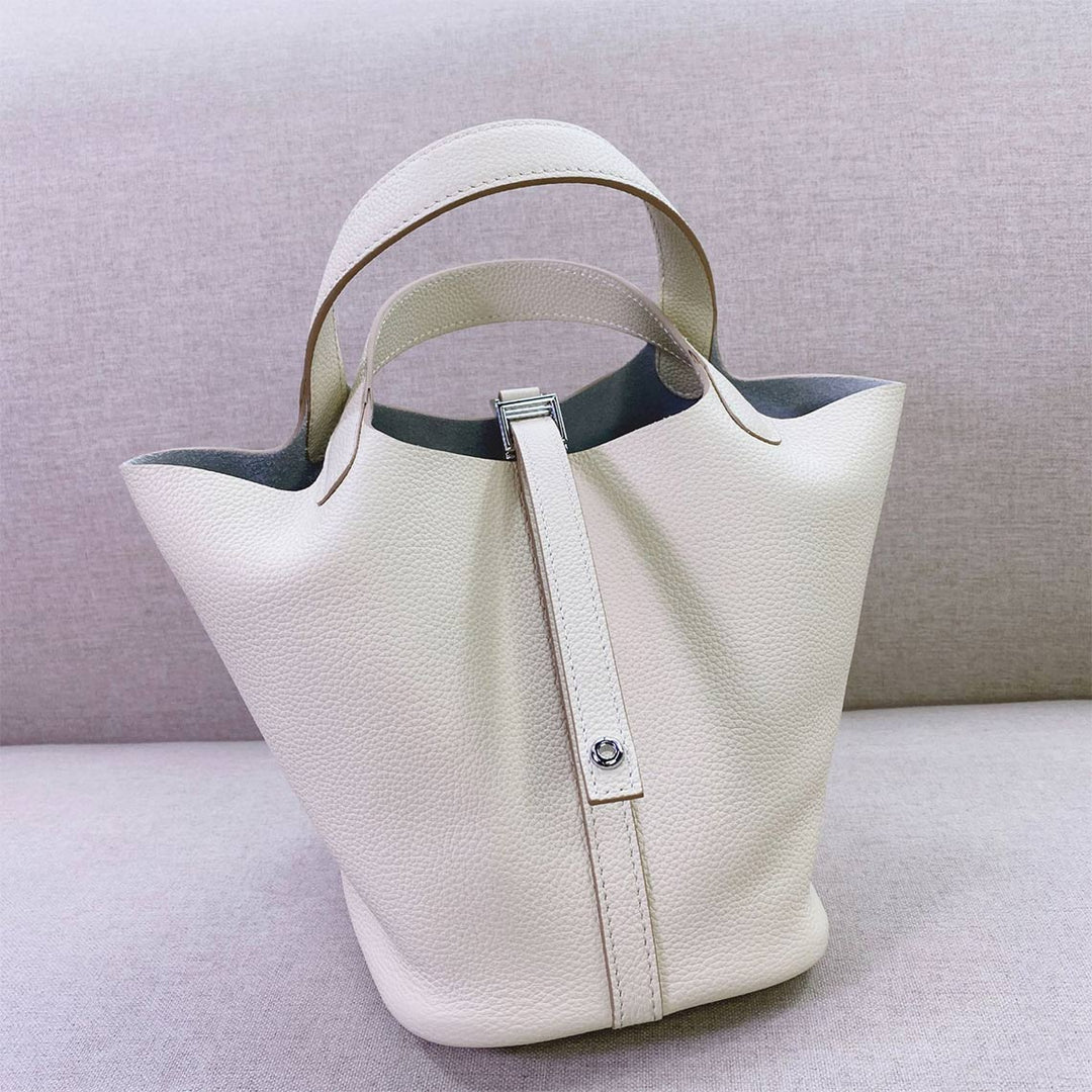 Picotin Lock-Tasche aus genarbtem Narbenleder mit goldenen oder silbernen Beschlägen