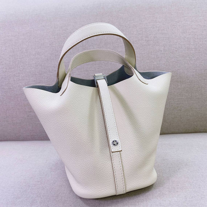 Picotin Lock-Tasche aus genarbtem Narbenleder mit goldenen oder silbernen Beschlägen