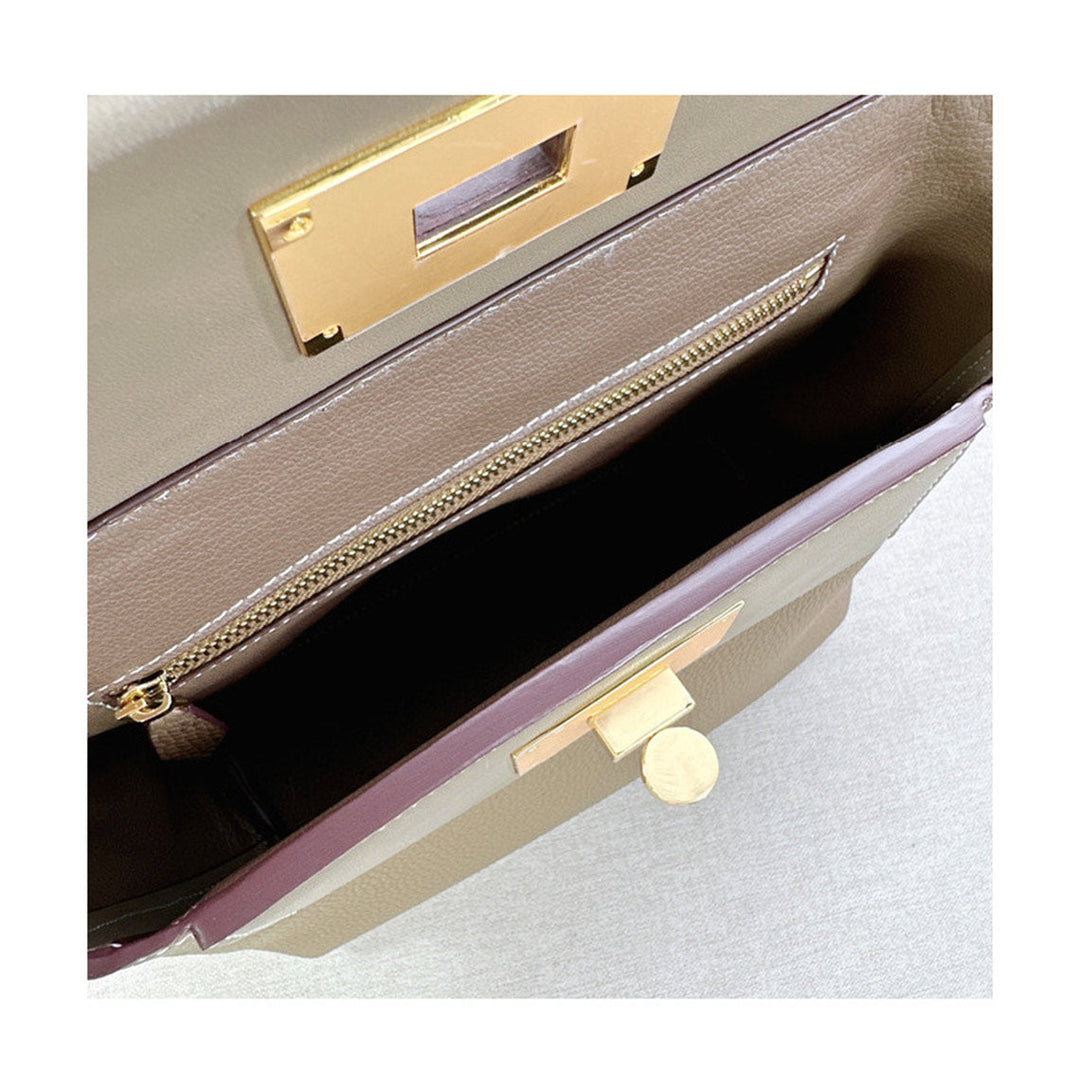 Wings-Handtasche aus genarbtem Narbenleder mit goldfarbenen Beschlägen