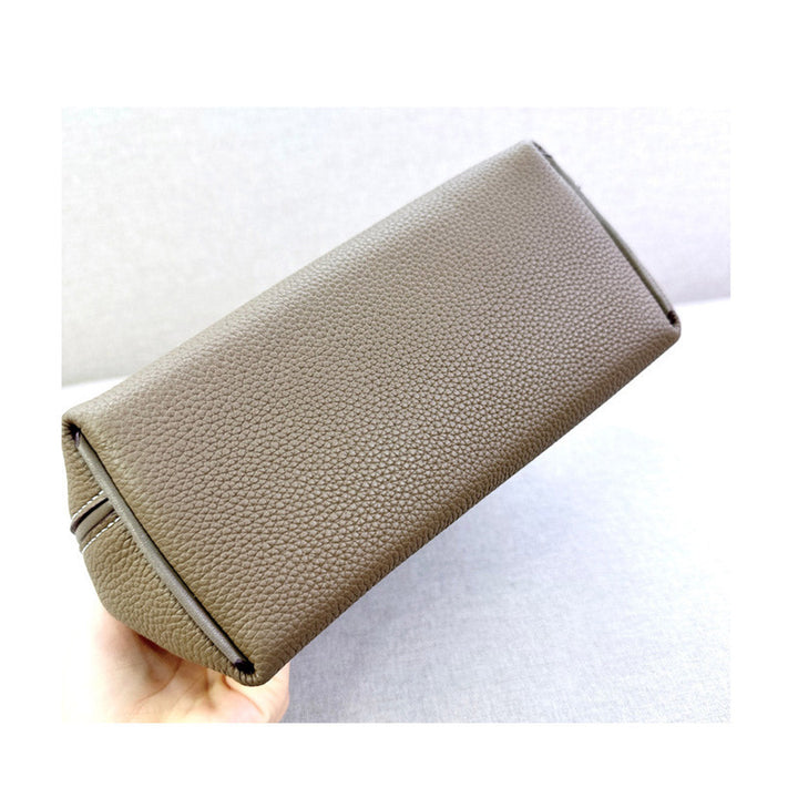 Wings-Handtasche aus genarbtem Narbenleder mit goldfarbenen Beschlägen