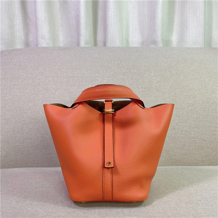 Picotin Lock-Tasche aus genarbtem Narbenleder mit goldenen oder silbernen Beschlägen