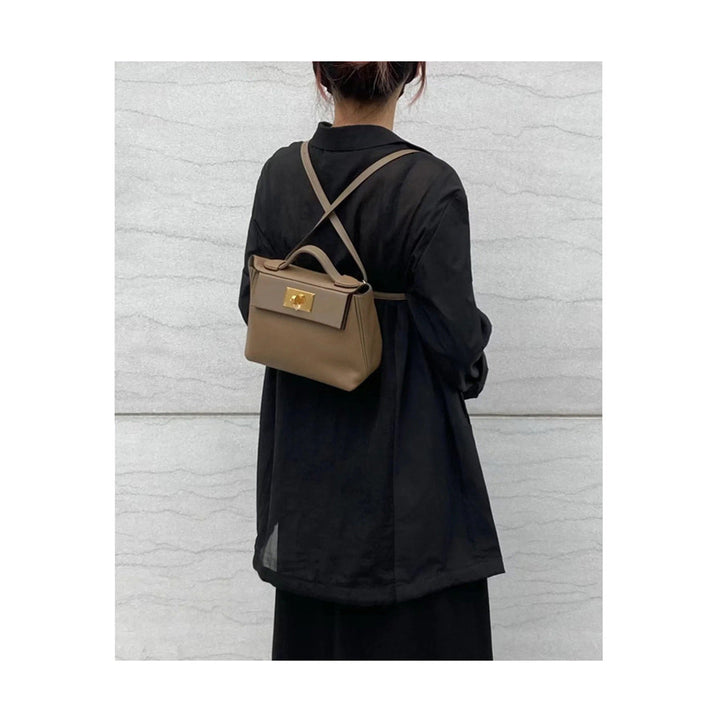 Wings-Handtasche aus genarbtem Narbenleder mit goldfarbenen Beschlägen