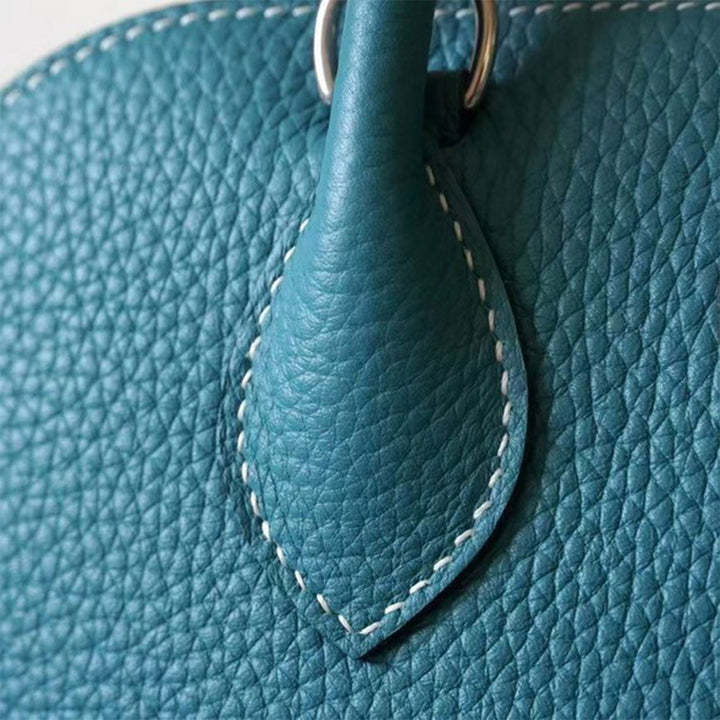 Boli-Handtasche aus Narbenleder mit abnehmbarem Schulterriemen und silbernen Beschlägen