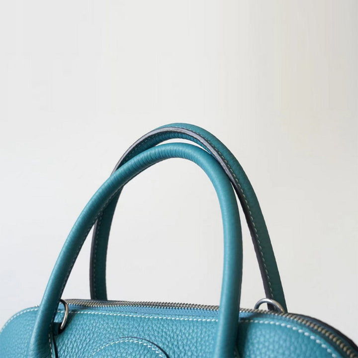 Boli-Handtasche aus Narbenleder mit abnehmbarem Schulterriemen und silbernen Beschlägen