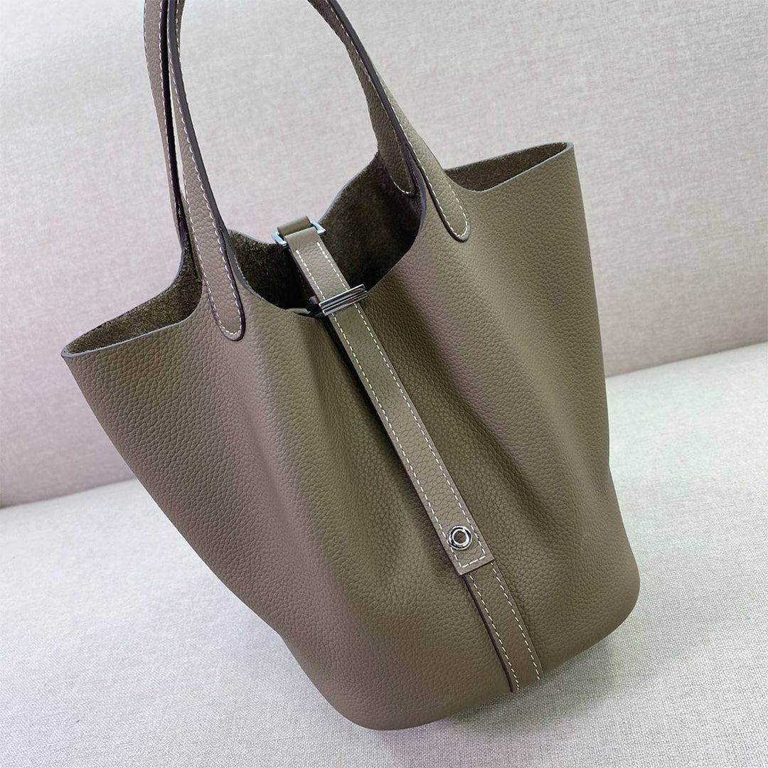 Picotin Lock-Tasche aus genarbtem Narbenleder mit goldenen oder silbernen Beschlägen