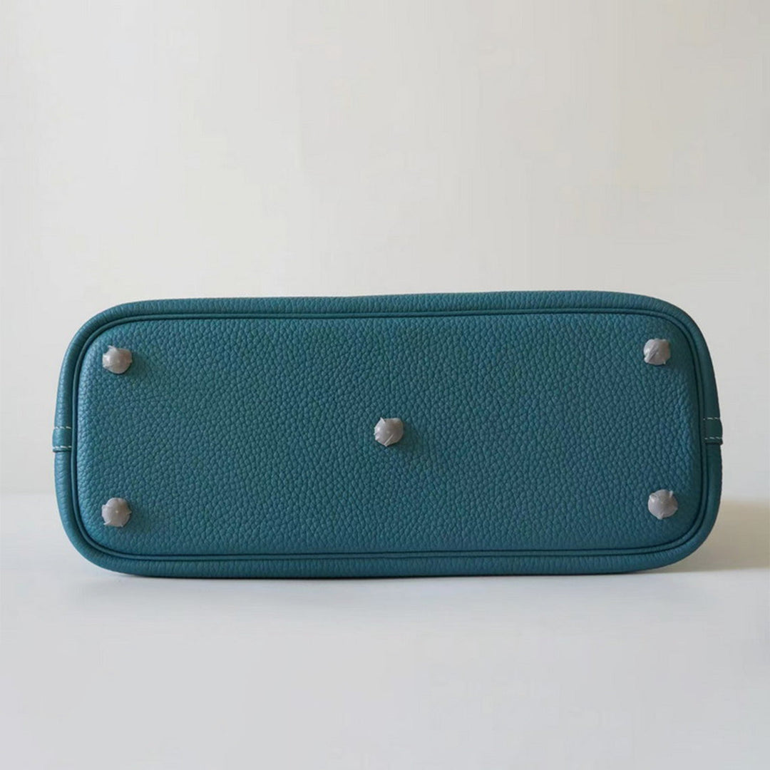 Boli-Handtasche aus Narbenleder mit abnehmbarem Schulterriemen und silbernen Beschlägen